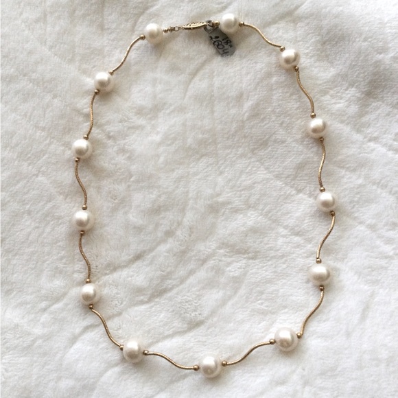 Jewelry - 14KT yellow gold with 13 white pearls and 14kt gold bar between pearl necklace.